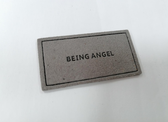 Microfiber Embossed Logo PU Leather Label Menjahit Pakaian Sesuaikan Desain