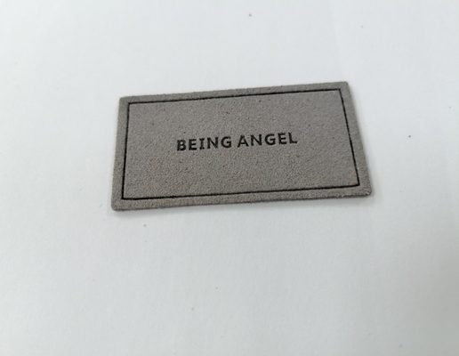 Microfiber Embossed Logo PU Leather Label Menjahit Pakaian Sesuaikan Desain