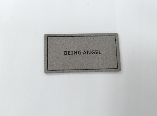 Microfiber Embossed Logo PU Leather Label Menjahit Pakaian Sesuaikan Desain