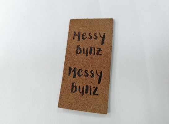 Suede Microfiber PU Leather Label Bisa Dicuci Dengan Logo Timbul