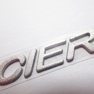 Label Pakaian Perpindahan Panas Silikon 3D Disesuaikan Dengan Warna Silver Shinny