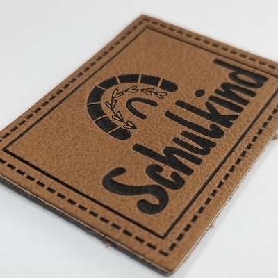 Microfiber Embossed Logo PU Leather Label Menjahit Pakaian Sesuaikan Desain