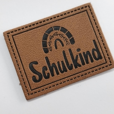 Microfiber Embossed Logo PU Leather Label Menjahit Pakaian Sesuaikan Desain