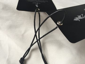 Kedua Side Silver Logo Art Paper Clothing Hang Tag Dengan Black Waxed Cord