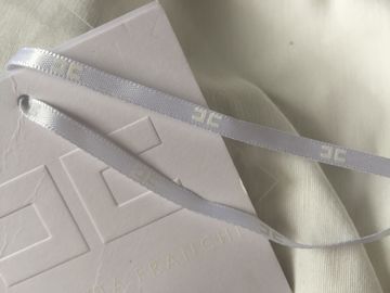 Logo Debossed Pakaian Kartu Putih Tahan Tag Dengan String Custom Size