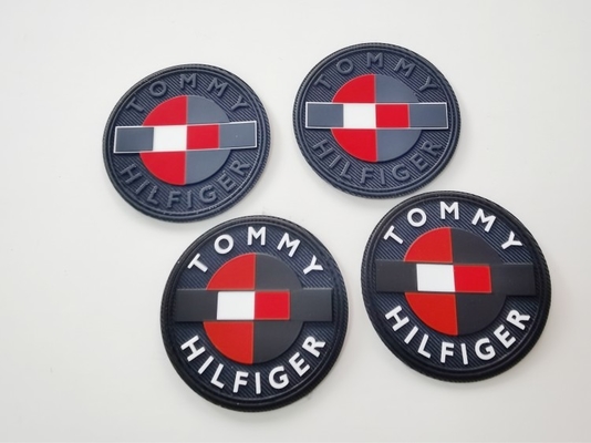 Logo Matte Silicone Dicetak Pada Label Pakaian Dasar Twill Dalam Berbagai Warna