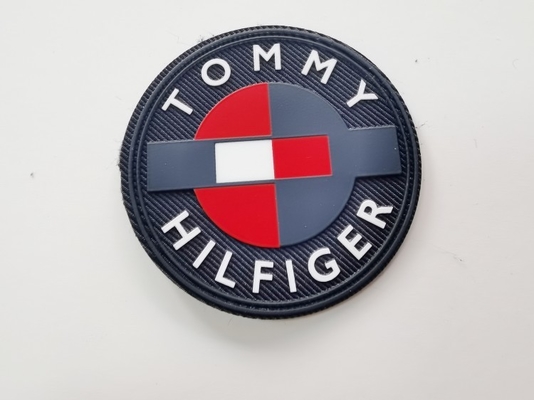 Logo Matte Silicone Dicetak Pada Label Pakaian Dasar Twill Dalam Berbagai Warna