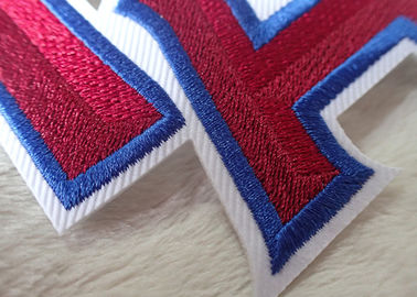 Soccer Jersey Brand Label Multicolor Bersulam Olahraga Patch Dengan Hot Melt Adhesive
