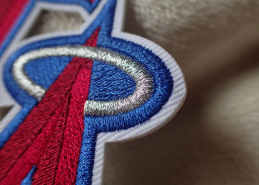 Soccer Jersey Brand Label Multicolor Bersulam Olahraga Patch Dengan Hot Melt Adhesive