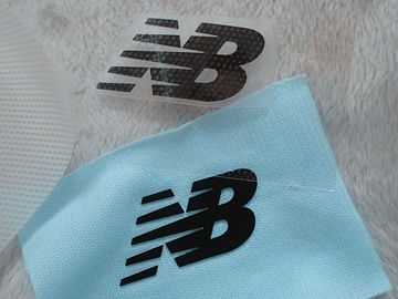 Dua Lapisan Warna Silicon Heat Transfer Label Pakaian Dengan Soft Hand Feel Untuk Outdoor Garment