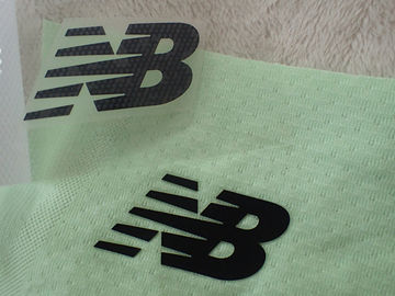 Dua Lapisan Warna Silicon Heat Transfer Label Pakaian Dengan Soft Hand Feel Untuk Outdoor Garment