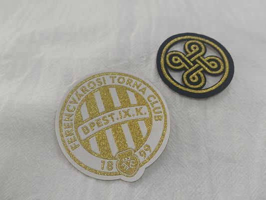 Desain logo yang luar biasa yang disesuaikan dengan kain yang diukir untuk pakaian