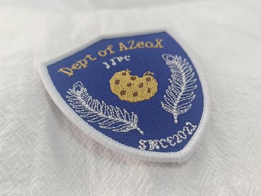 Desain logo yang luar biasa yang disesuaikan dengan kain yang diukir untuk pakaian