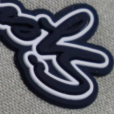 Label Silikon 3D Kustom Dapat Dicuci Logo Silikon Lembut 3D Transfer Panas Lencana