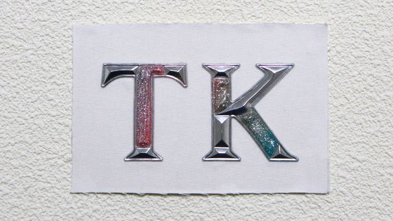 Setrika Pabrik pada Label Stiker Transfer Panas Warna Chrome Mengkilap untuk Kemeja Label Pakaian TPU Kustom