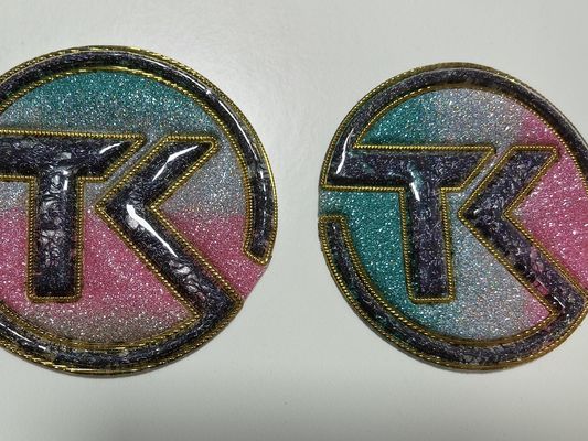 Desain Ungu Transfer Panas Kustom Efek Holografik Berwarna Pelangi Metalik Soft TPU Patches Untuk Jeans