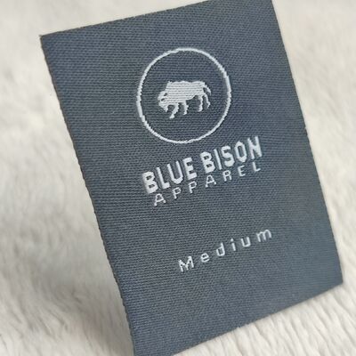 Pabrik Custom Luxury T-Shirt Brand Logo Fashion Satin Woven Label untuk penggunaan pakaian Diy