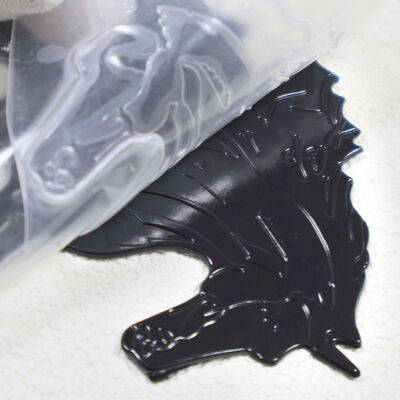 Label Transfer Panas Kuda Lari Hitam TPU – Patch Tegangan Emboss 3D untuk Branding Pakaian & Tas