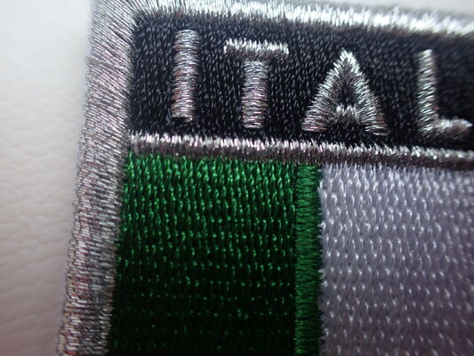 Grosir Patch Custom Brodery 3D Raised Logo Label Pakaian untuk penggunaan pakaian