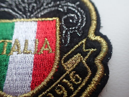 Grosir Patch Custom Brodery 3D Raised Logo Label Pakaian untuk penggunaan pakaian