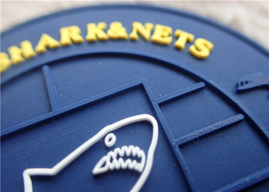 Timbul 3 Dimensi Label Karet PVC Logo Panas Tekan Atau Menjahit Jas / Bagasi