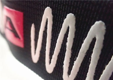 Permukaan Halus Merasakan Tali Elastis Jacquard Band Elastis Dengan Sablon Silikon Logo