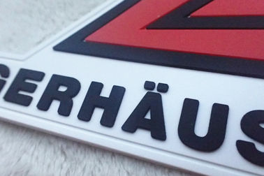 Lencana Silikon Timbul Merah Dan Putih Disesuaikan Logo Karet Lembut Patch PVC