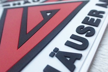 Lencana Silikon Timbul Merah Dan Putih Disesuaikan Logo Karet Lembut Patch PVC