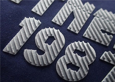 Mengangkat Logo Transfer Panas Permukaan Twill Flash Perak Efek Tiga Dimensi