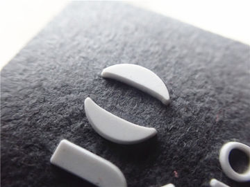 Tambalan Logo Logo Grey Suede Karet Impor Lembut, Dengan Logo Injeksi Mikro Kustom