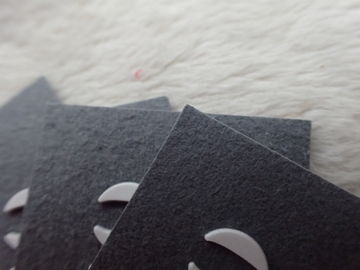 Tambalan Logo Logo Grey Suede Karet Impor Lembut, Dengan Logo Injeksi Mikro Kustom