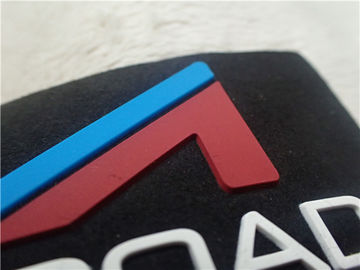 Patch karet silikon ganda warna 3D Logo hitam lembut Microfiber ditanam