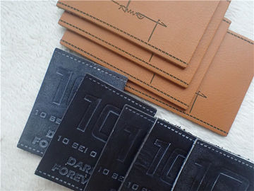 Ramah Lingkungan PU Kulit Logo Timbul Logo Untuk Jeans Pantone Warna