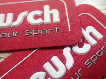 Tahan Lama Lembut Suede Merah Kustom Karet Logo Patch Injeksi Dua Warna