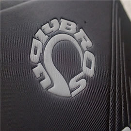 PU Kulit Patch Pakaian Kustom, Logo Putih Garis Debossed Kusam Polish Patch Besar Untuk Pakaian