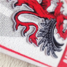 Pakaian Modern Besi Di Patch Perisai Bentuk Naga Logo Pencetakan Mewah Berkelompok Untuk Dekorasi Pakaian
