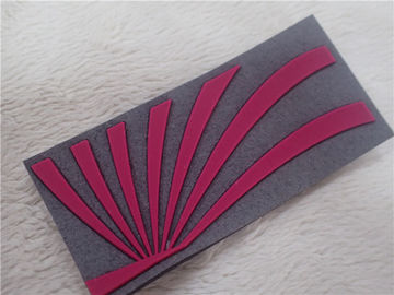 Patch Karet 3D Merah Untuk Pakaian Lembut Grey Microfiber Dengan Logo Silikon Injeksi