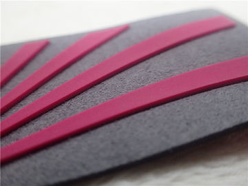 Patch Karet 3D Merah Untuk Pakaian Lembut Grey Microfiber Dengan Logo Silikon Injeksi