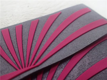 Patch Karet 3D Merah Untuk Pakaian Lembut Grey Microfiber Dengan Logo Silikon Injeksi