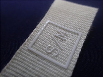 Label Kain Dicetak Putih Dengan Logo Silikon Untuk Patch Pakaian Olahraga