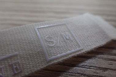 Label Tenun Kustom Profesional Dengan Logo Silikon Untuk Pakaian / Topi