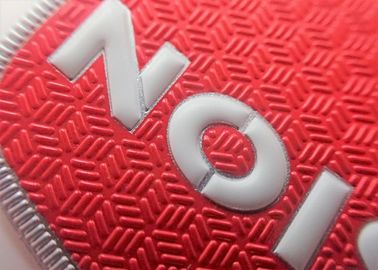 Besi Lembut Pada TPU Lencana Sablon Sutra 3D Embossed Logo Perpindahan panas