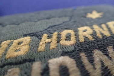 Setengah Lingkaran Bentuk Kustom Bordir Patch Untuk Jaket Laser Cut Basis Finishing