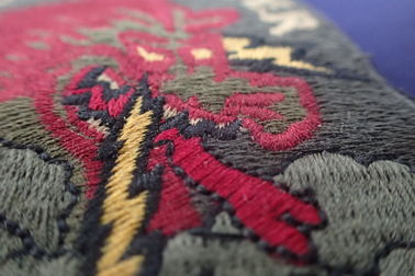 Setengah Lingkaran Bentuk Kustom Bordir Patch Untuk Jaket Laser Cut Basis Finishing