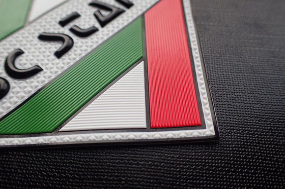 OEM Kustom Timbul Logo 3D Label TPU Lembut Patch Untuk Pakaian