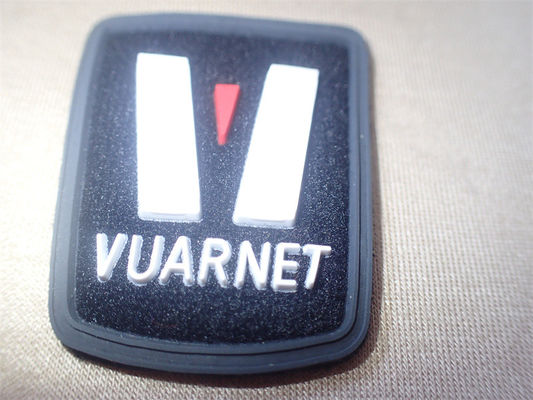 Label Pakaian OEM 3D Lencana Injeksi Mikro Logo Kustom Pada Serat