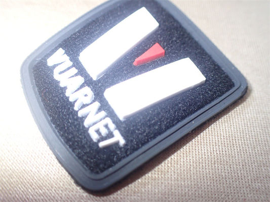 Label Pakaian OEM 3D Lencana Injeksi Mikro Logo Kustom Pada Serat