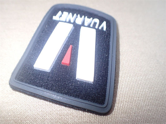 Label Pakaian OEM 3D Lencana Injeksi Mikro Logo Kustom Pada Serat