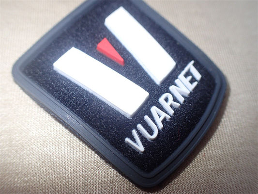Label Pakaian OEM 3D Lencana Injeksi Mikro Logo Kustom Pada Serat