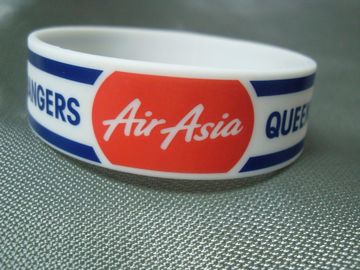 Trade Show Promotional Items Giveaways Gelang Wristband Embossed Silicone